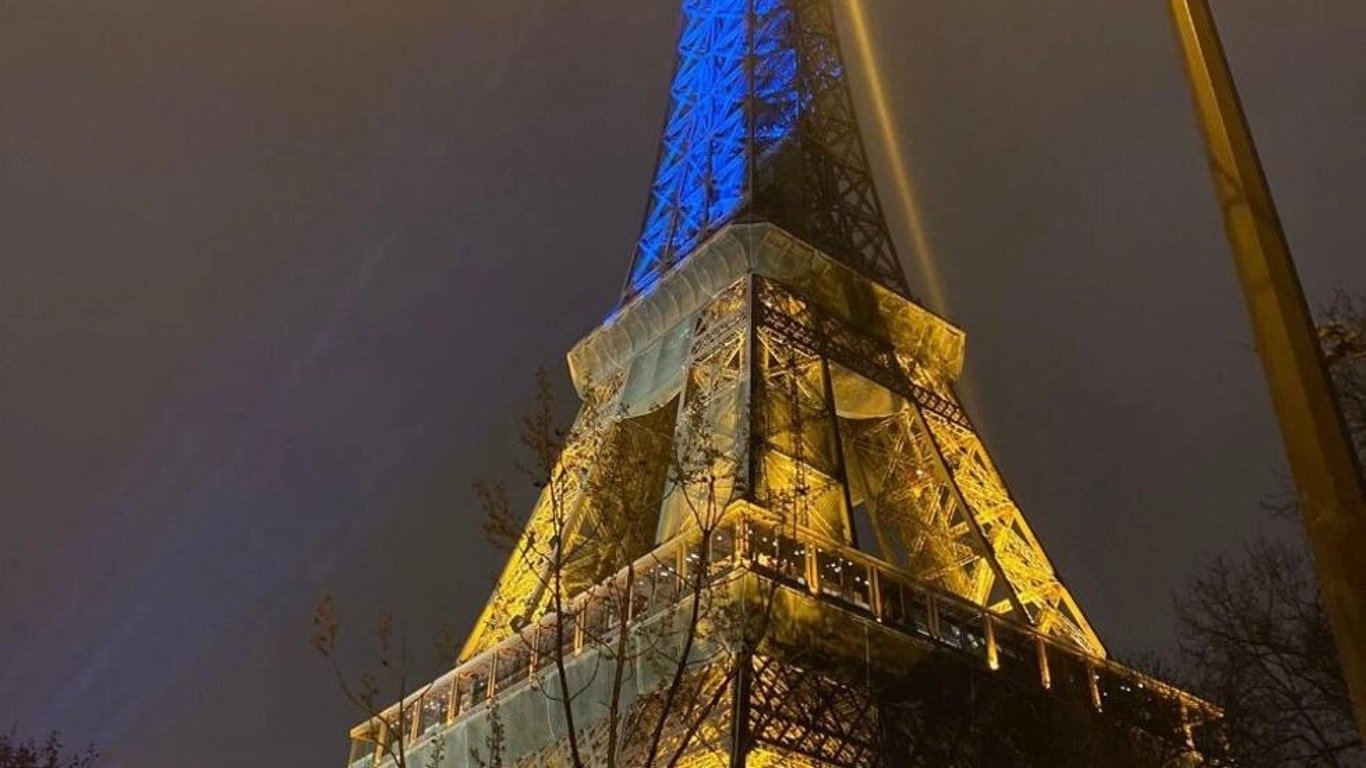 Эйфелевую башню в Париже подсветили цветами украинского флага