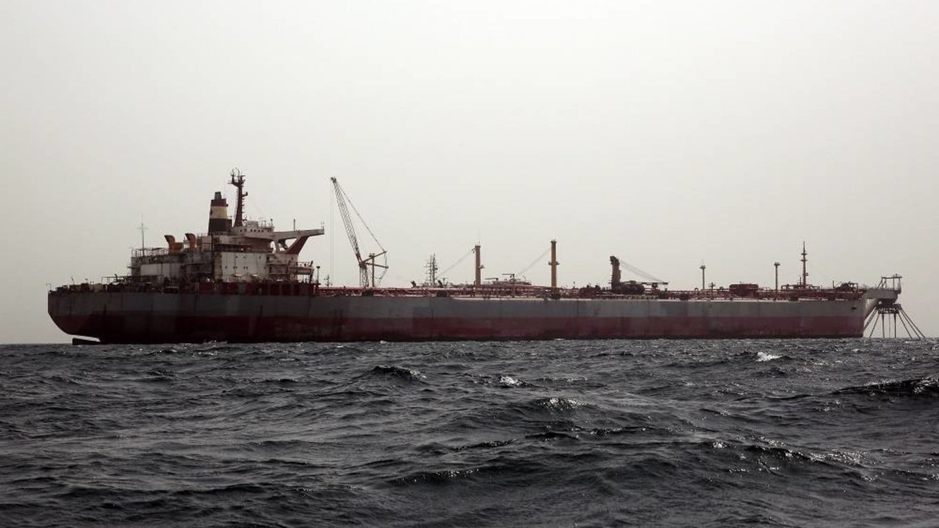 В Красном море участники военизированной группы ударили ракетой по танкеру