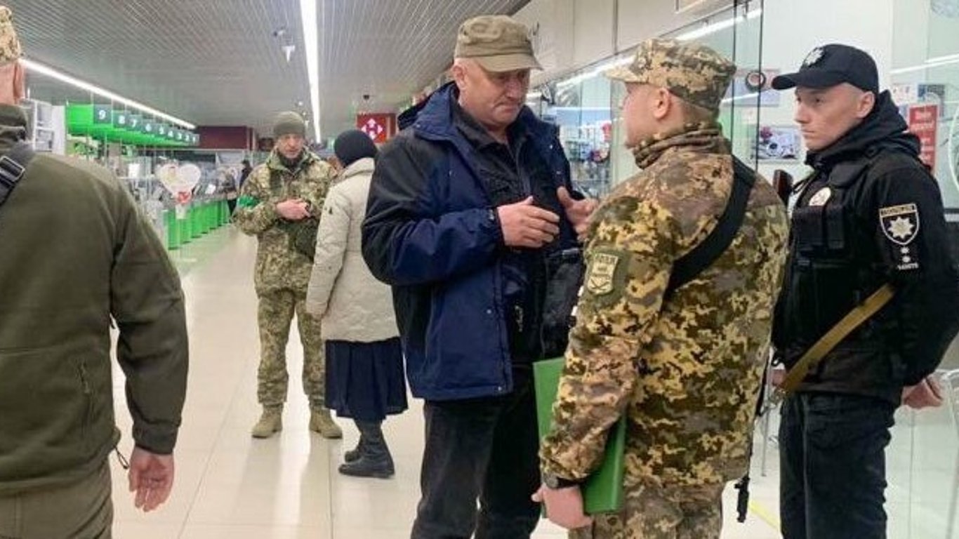 В Киеве осудили уклониста с "картой поляка", который хотел уехать за границу