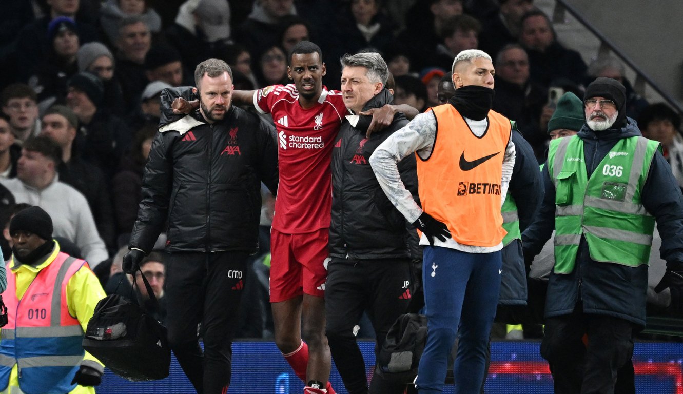 Александер Исак