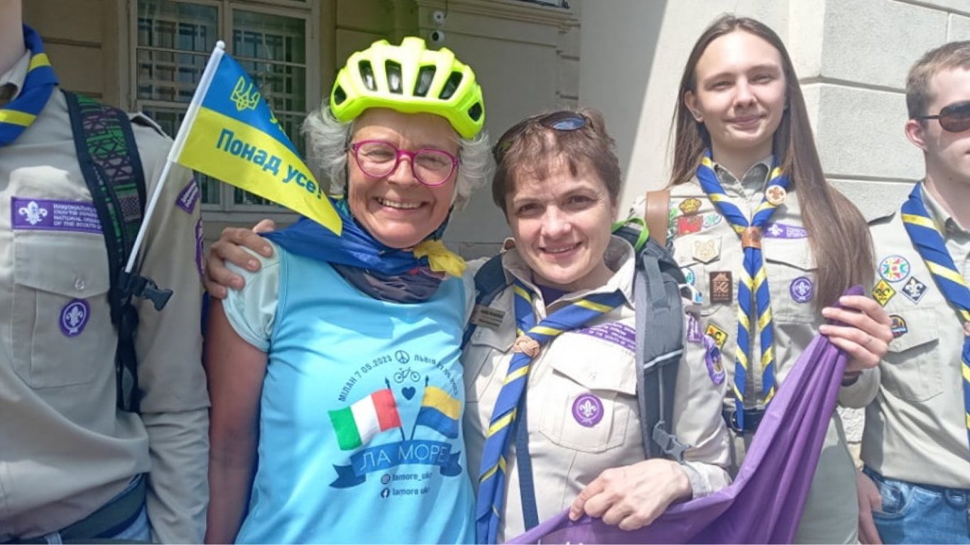Во Львов приехала велосипедистка, преодолевшая более 2000 км в поддержку Украины