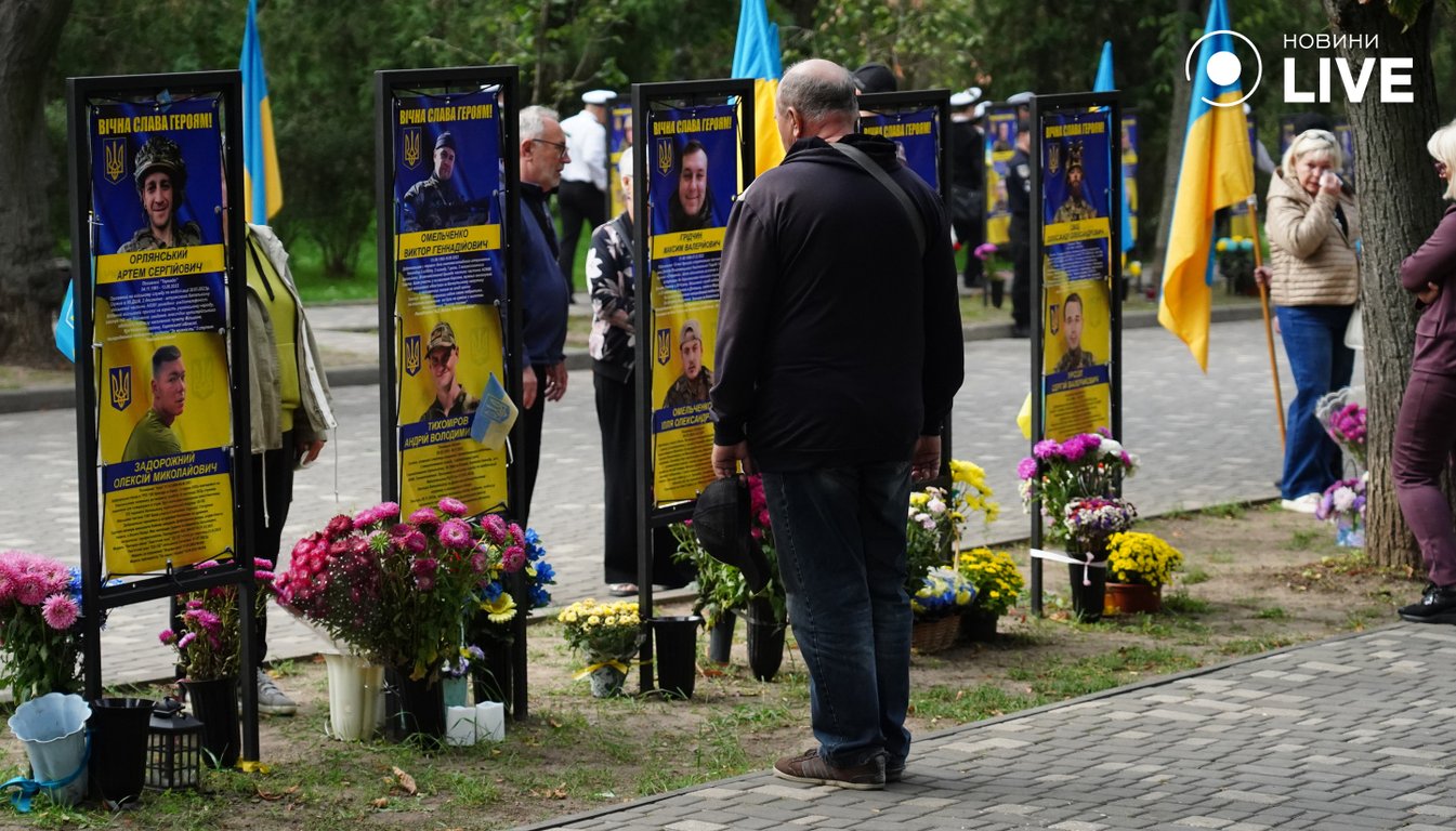 Вони стояли за нас і за свободу до кінця — в Одесі вшанували захисників України - фото 5