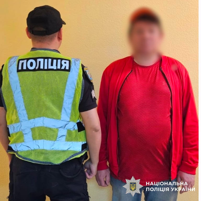 чоловік їхав між вагонами метро у києві