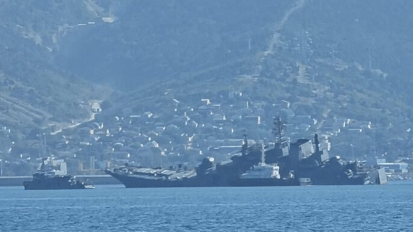 У порту Новоросійська тоне корабель РФ внаслідок атаки: реакція росіян