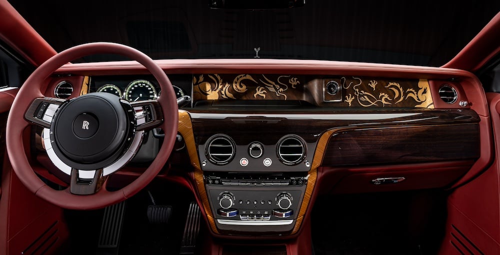 Мозаїка на передній панелі Rolls-Royce Phantom Dragon виготовлену з 297 окремих частин та чотирьох різних порід дерева.