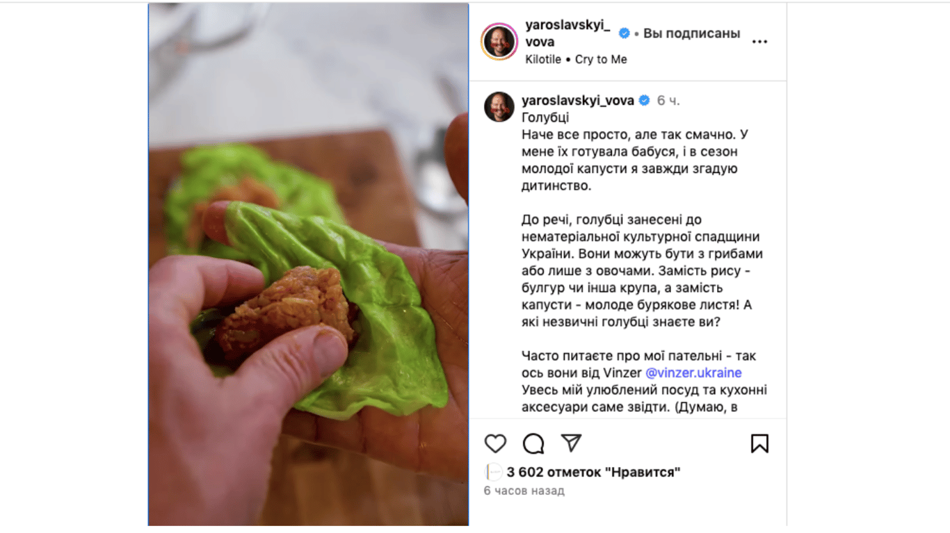 Смажена морква з цибулею в сковороді, овочева основа для фаршу і соусу