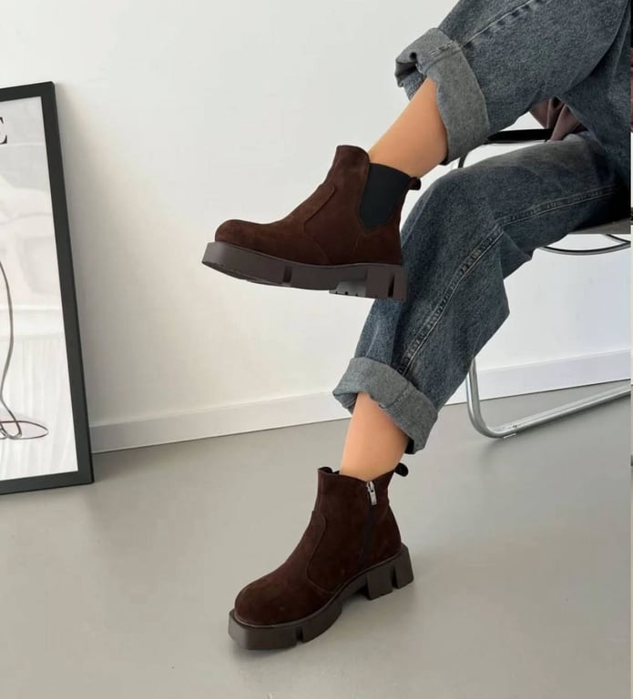 Замшеве взуття підкорило цю осінь