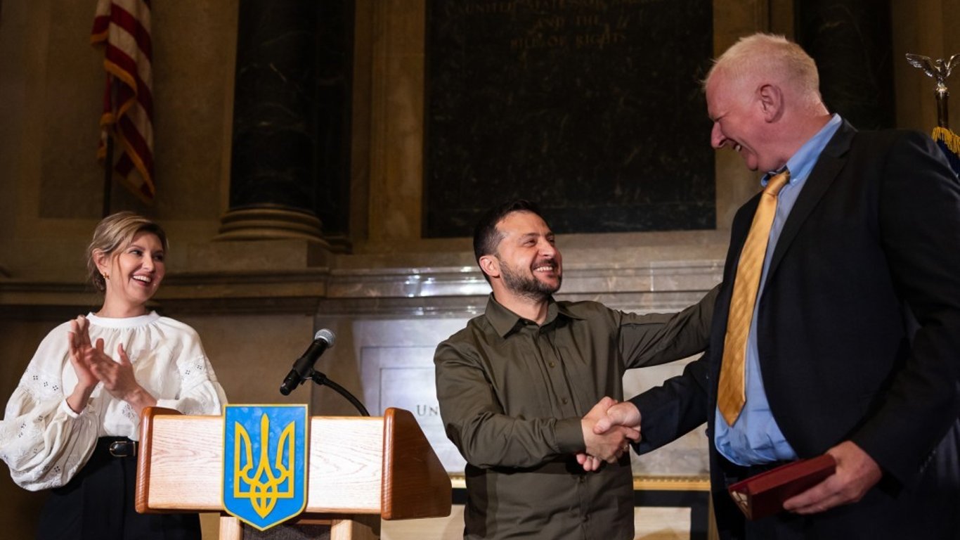 В США соучредитель клиники протезирования Майк Коркоран получил награду от Зеленского