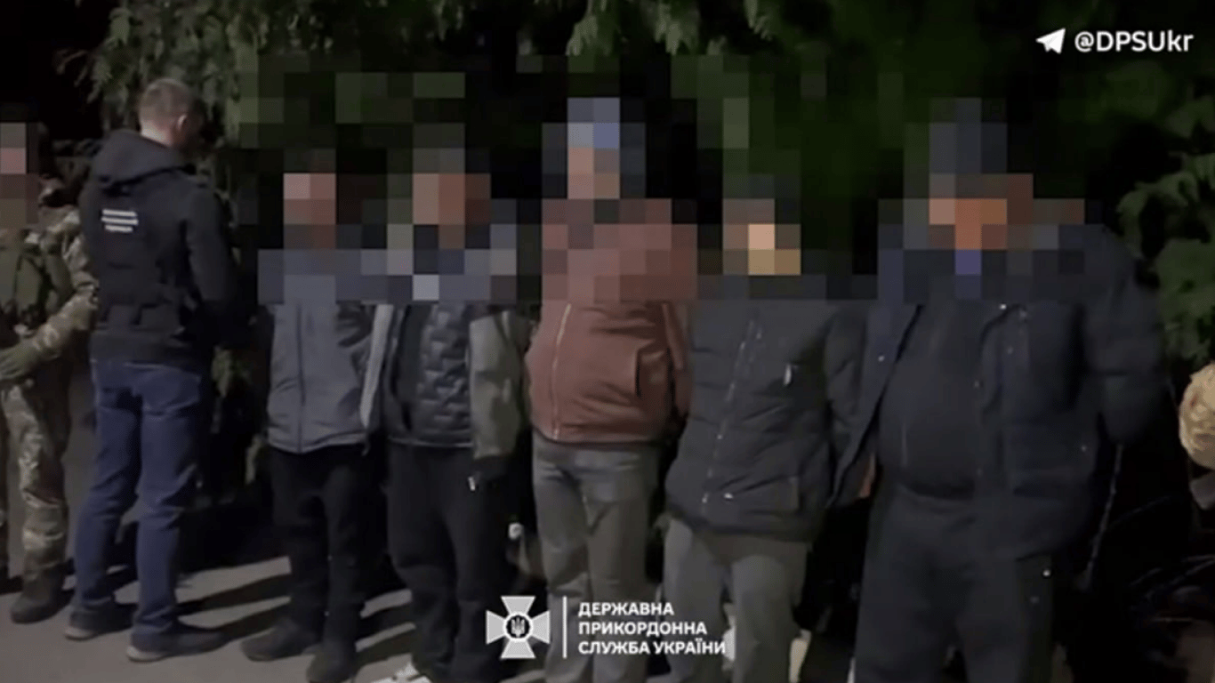 Невдала втеча в Румунію за 4 тис. євро — прикордонники затримали чергових ухилянтів
