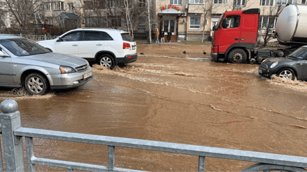Улицы Киева затопило кипятком из-за прорыва трубы с горячей водой — видео - 285x160