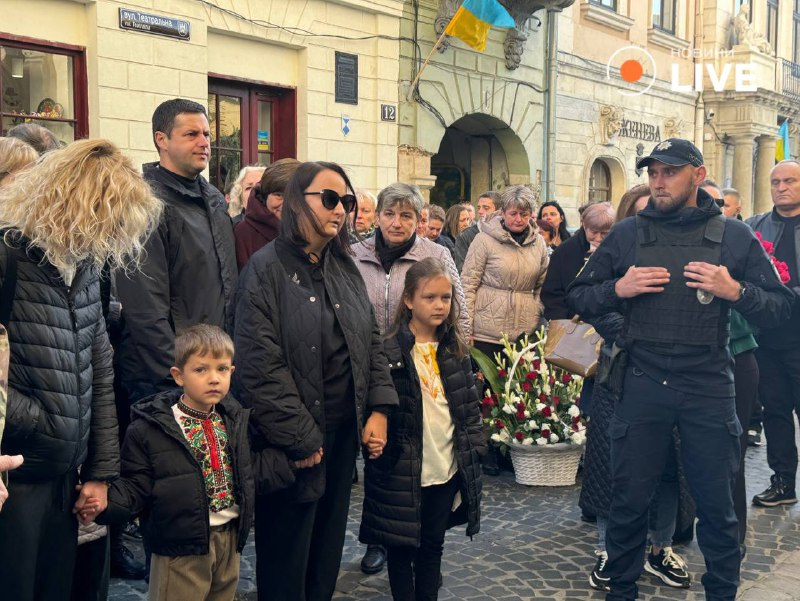 Дочь Фарион на похоронах мужа