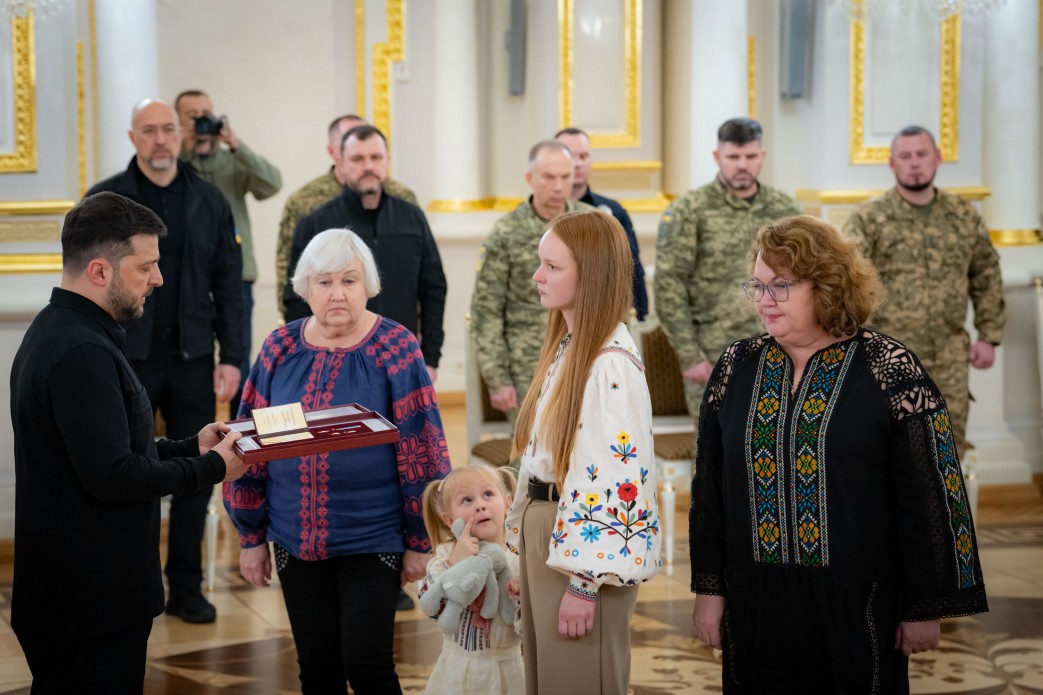 Зеленський відзначив Героїв та передав нагороди родинам загиблих - фото 2