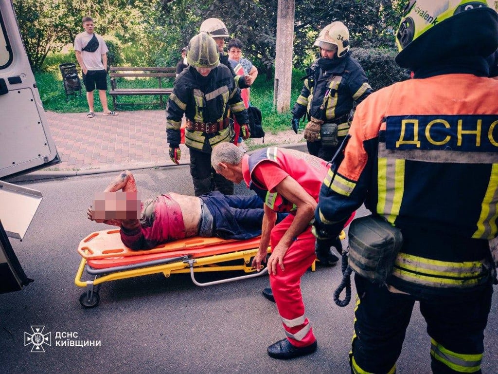 В Вишневом в скорой помощи погиб мужчина, упавший в шахту лифта