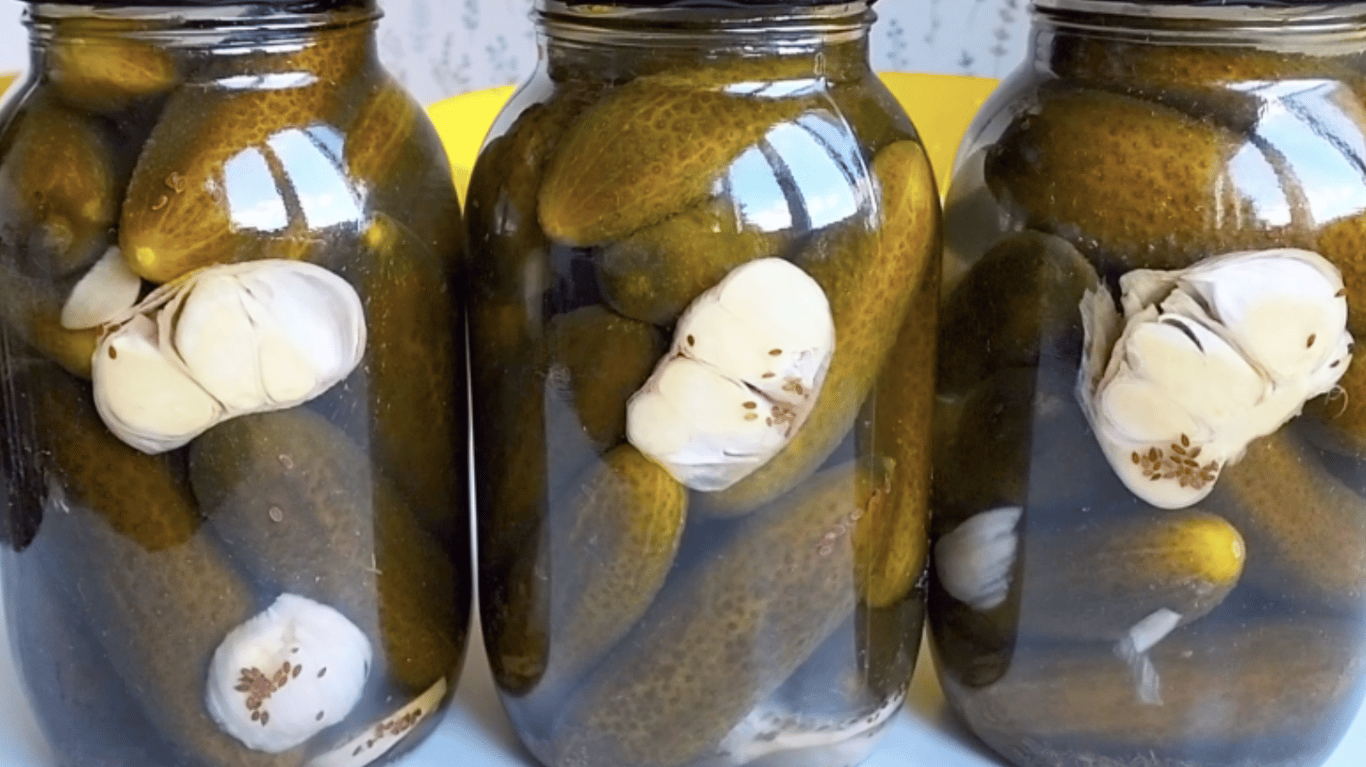 Солоні огірки без оцту та цукру, рецепт приготування на зиму в банках