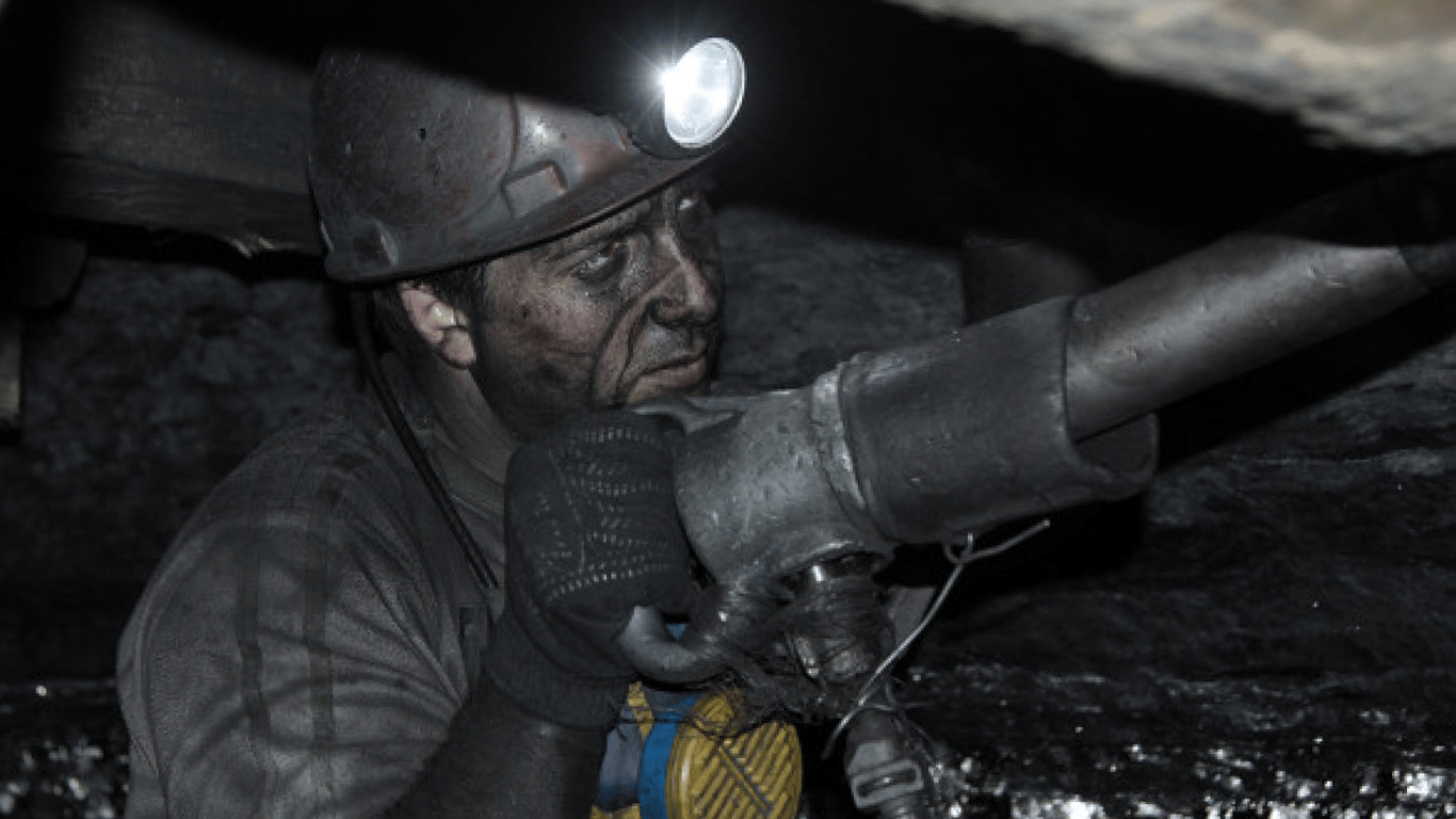 У Луганській області гірники застрягли в шахті через відсутність світла та води