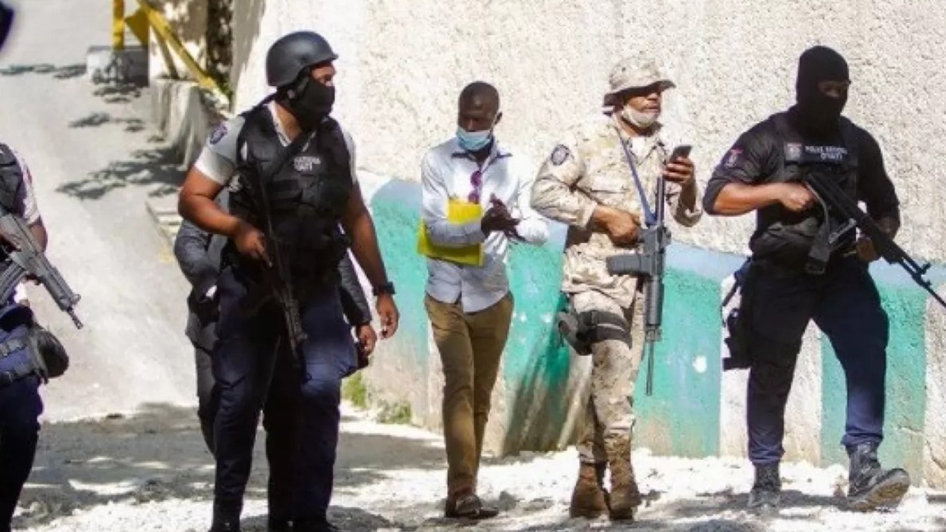 В Гаити подозреваемых членов банды избили и сожгли: детали