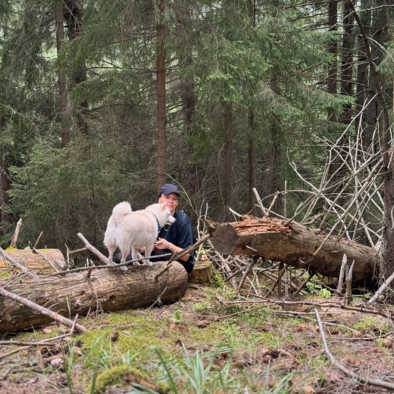 Едва держимся на ногах — Астафьева показала, как проводит время в Карпатах - фото 1