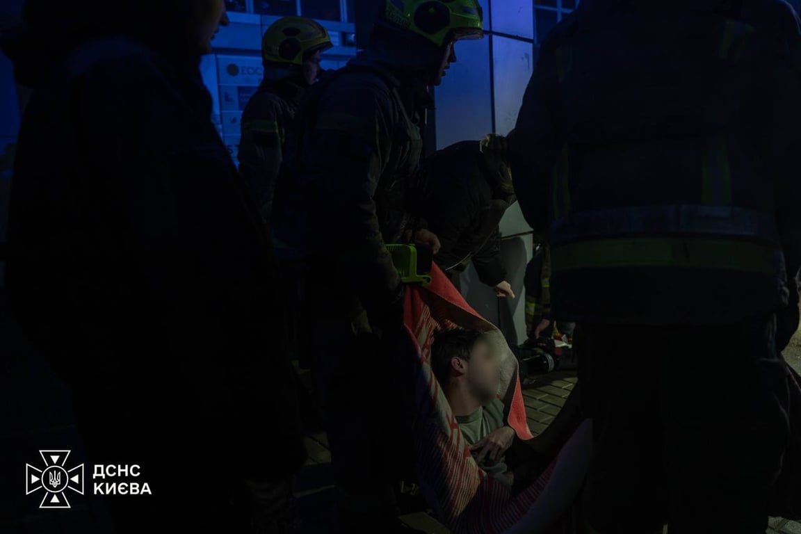 Рятувальники надають допомогу постраждалим після атаки на Київ