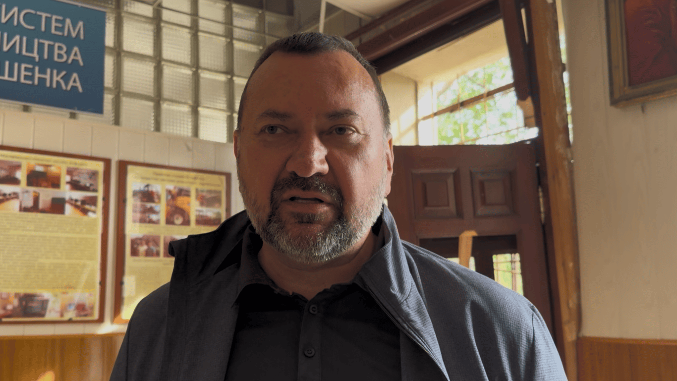Аркадій Микитась у пошкодженому корпусі університету
