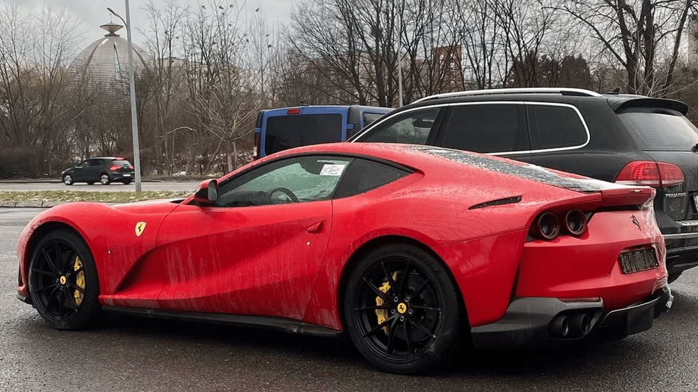 Ferrari 812 Superfast заметили во Львове — его стоимость составляет 500 тысяч долларов