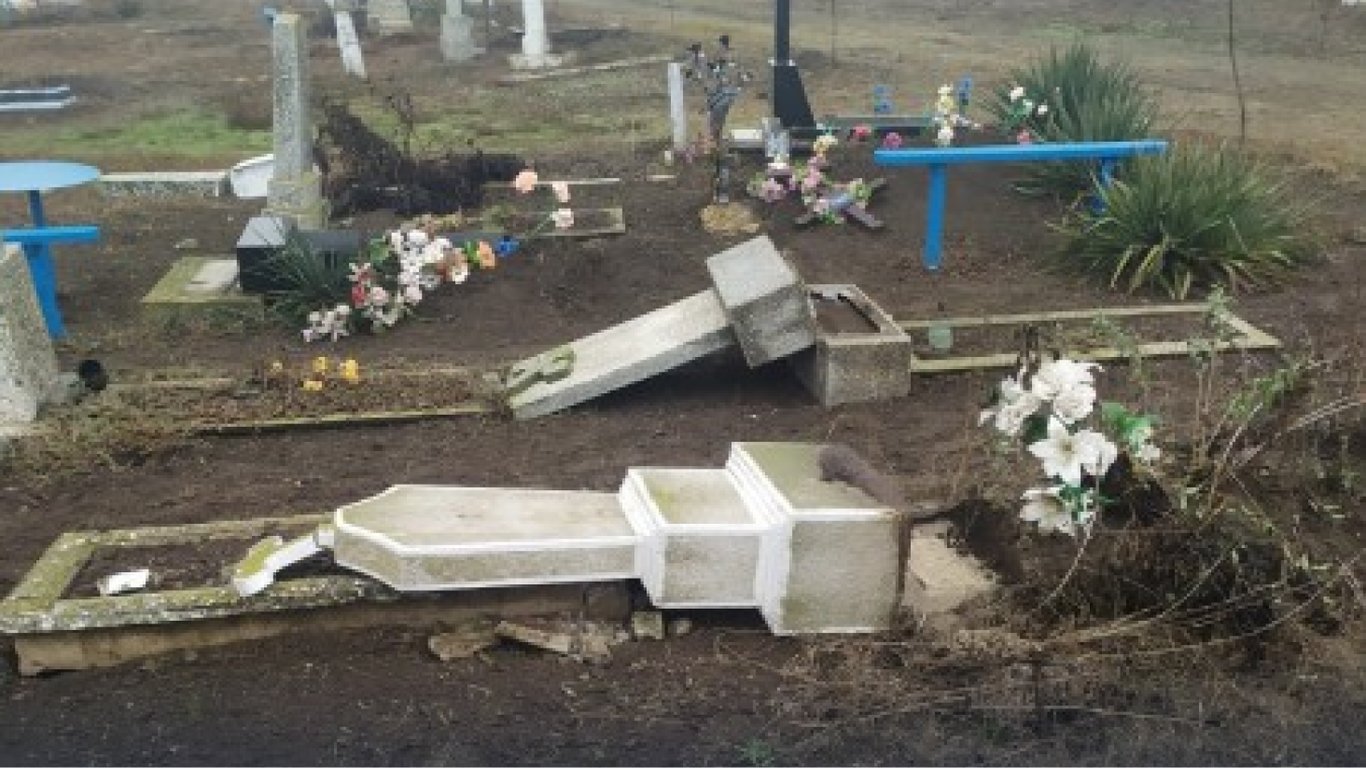 Разгромил около 100 могил: в Одесской области пьяный мужчина устроил погром на кладбище.