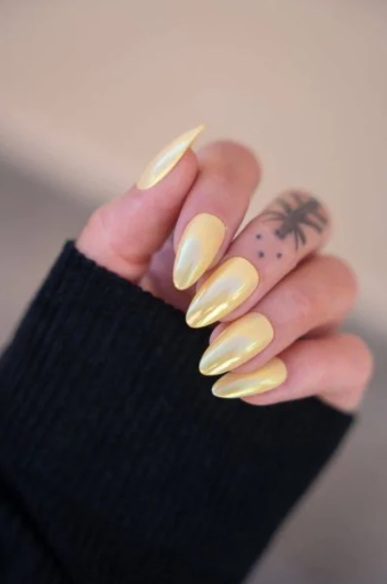 Перламутровый масляный маникюр