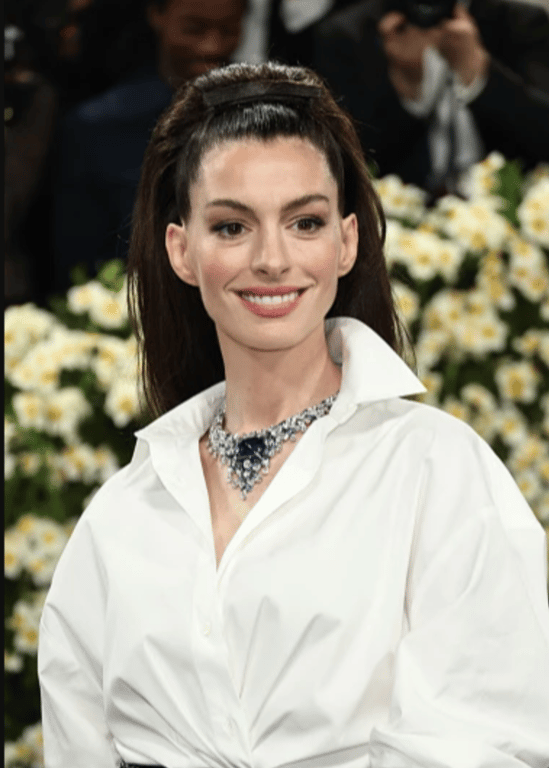 Енн Гетевей блиснула сапфіровим кольє