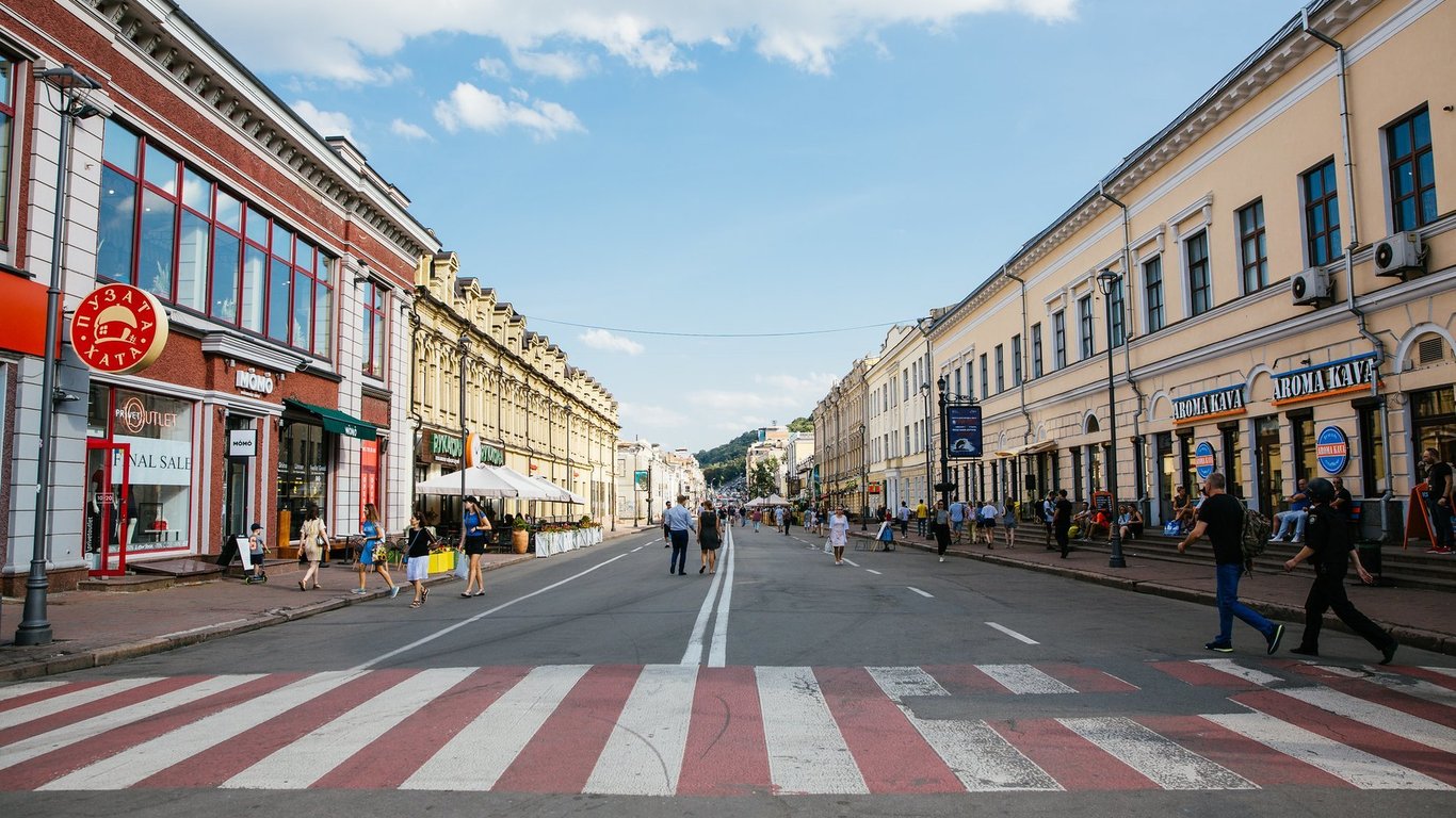 В Киеве за почти 400 тыс. грн хотят заменить баннер на нежилом здании