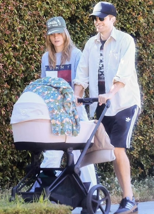 Роберт Паттинсон на прогулке с родными