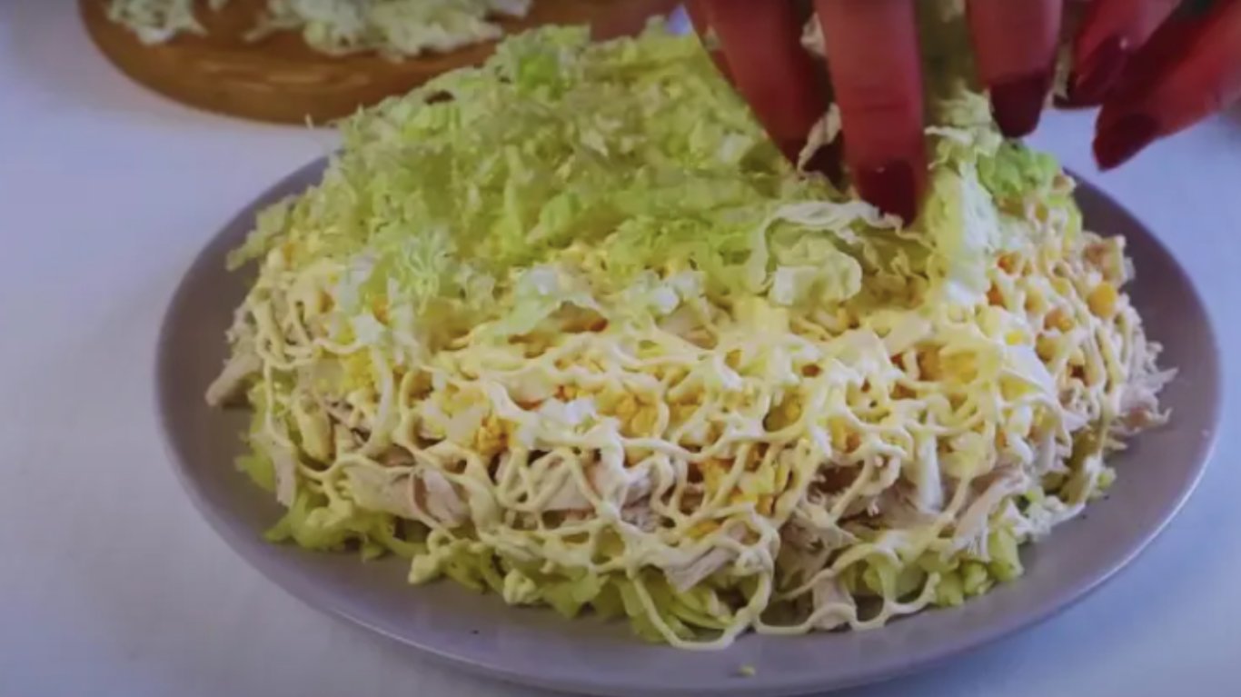 смачний салат з пекінською капустою