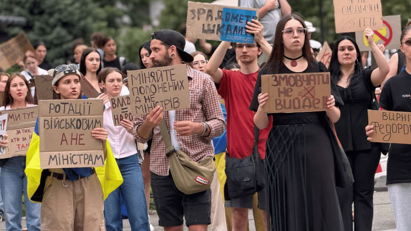 У Києві знову відбувся мітинг проти відставки Федорова з посади міністра оборони