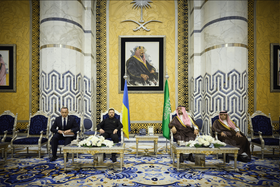 Зеленський прибув до Саудівської Аравії - фото 2