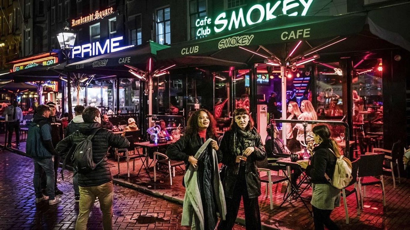 Мэр Амстердама призвал урегулировать продажу и употребление наркотиков в городе