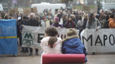Під КМВА люди зібрались на протест проти Кличка: фоторепортаж - 290x160