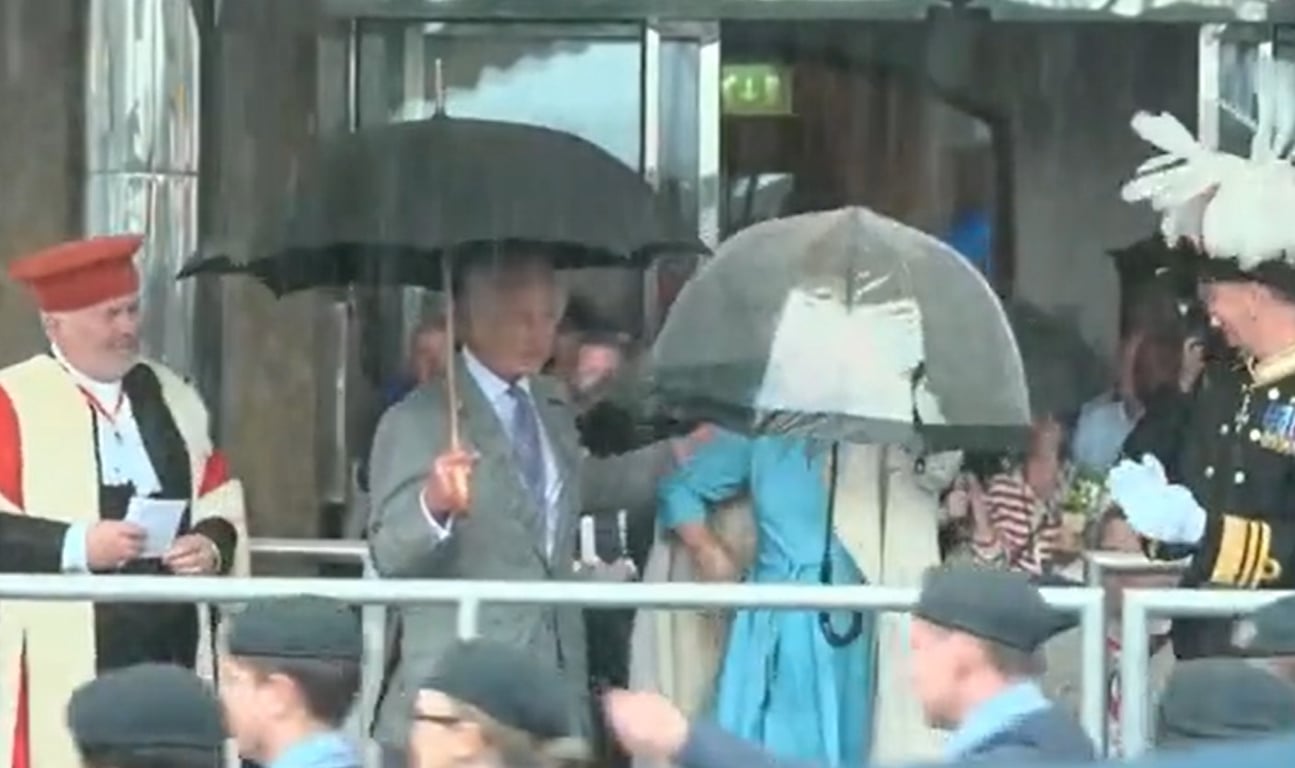 Королева Камілла потрапила в конфуз через негоду - фото 1