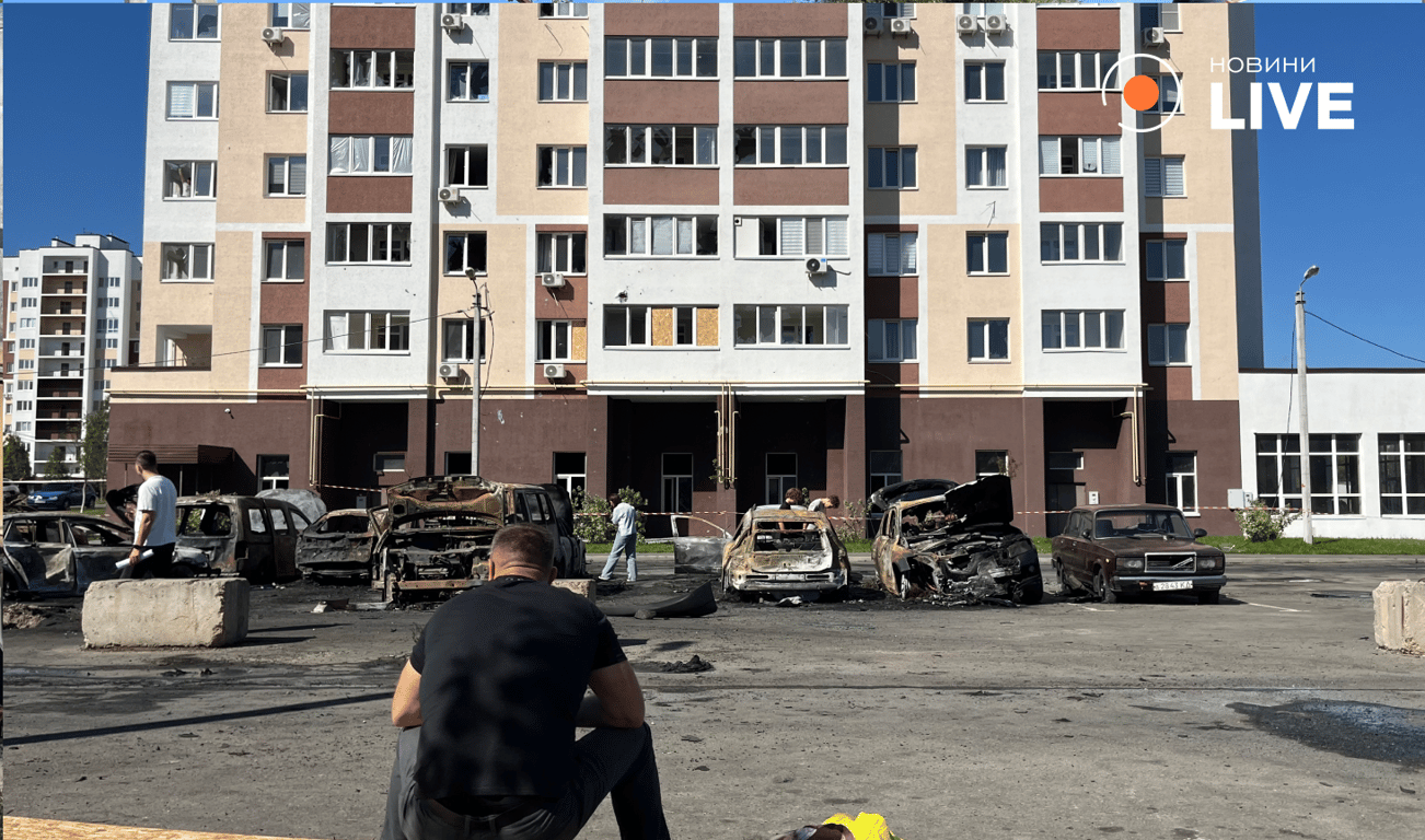 В Вишневом десятки автомобилей сгорели после атаки: фоторепортаж - фото 3