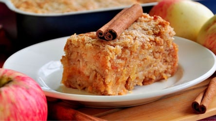 Яблучний Спас 2023: готуємо насипний пиріг з яблуками за лічені хвилини - 285x160