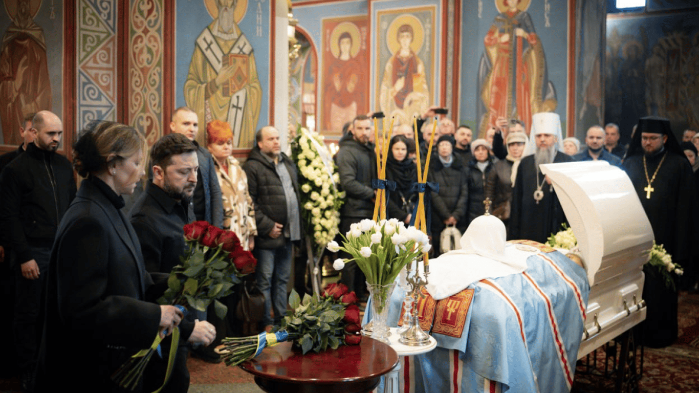 Зеленский и первая леди попрощались с Патриархом Филаретом