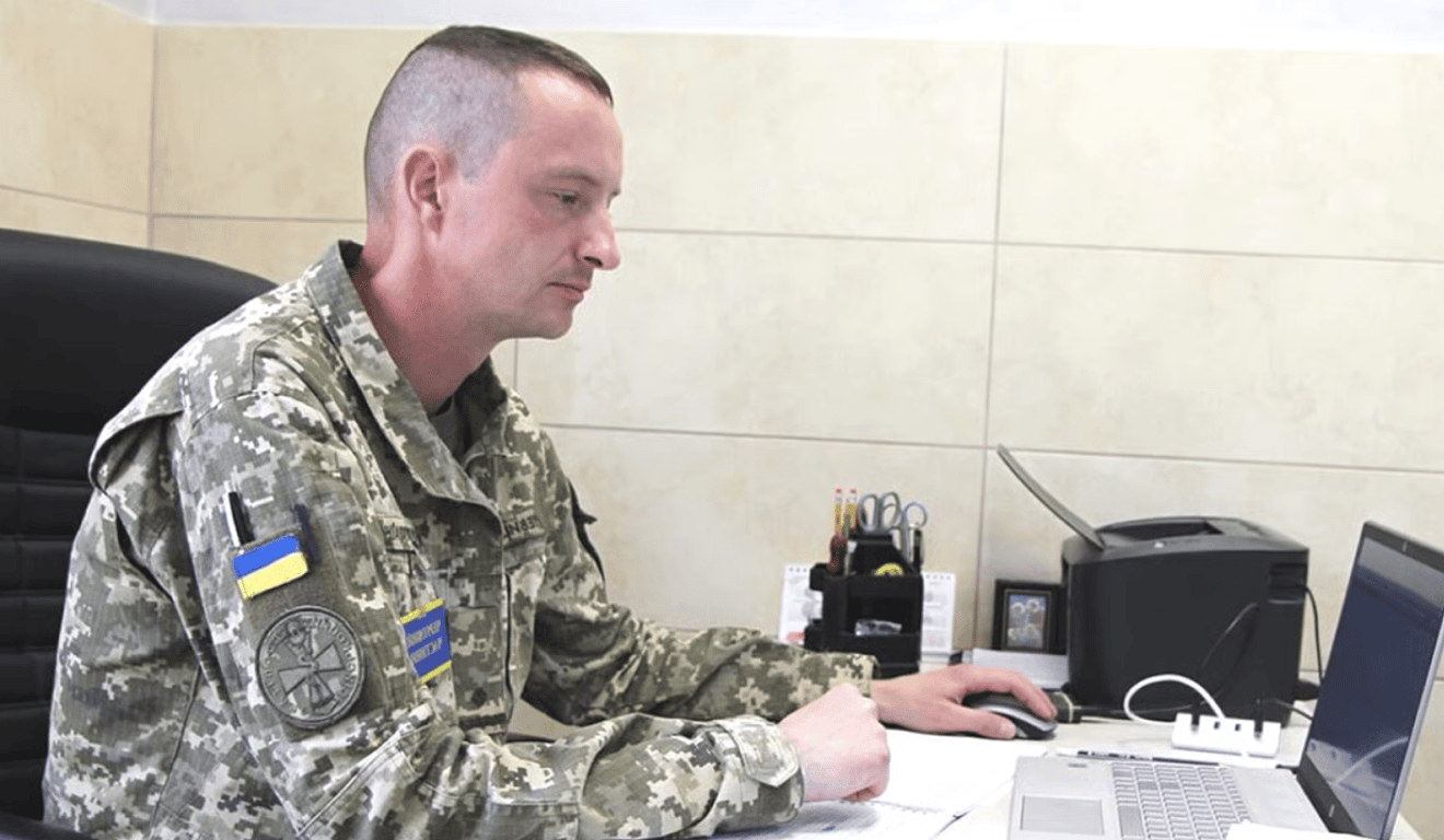 Сотрудник ТЦК за компьютером