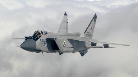 Масштабна повітряна тривога в Україні — у повітрі ворожий винищувач МіГ-31К - 285x160
