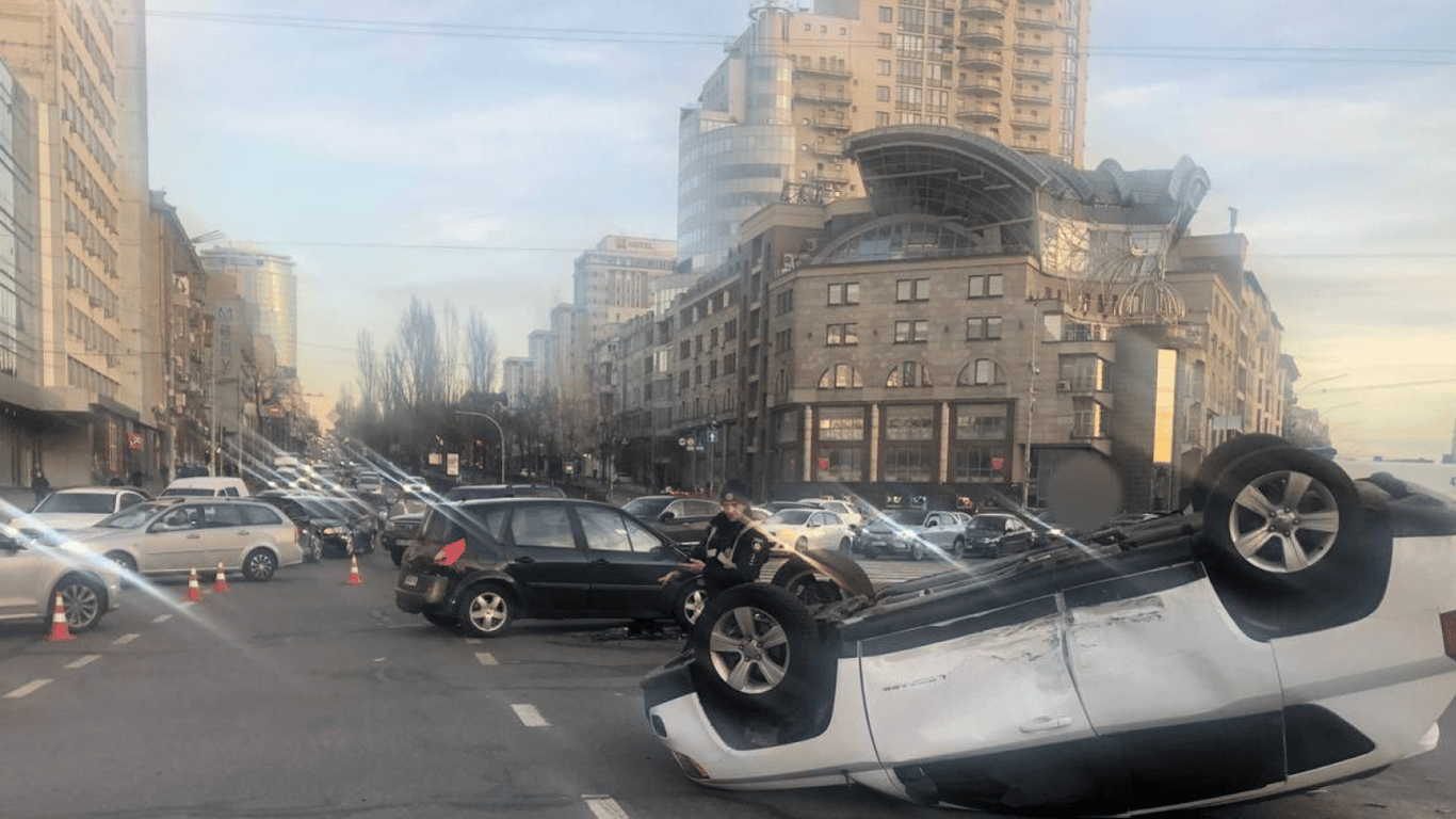 У Києві біля торгового центру перекинулася автівка — що відомо