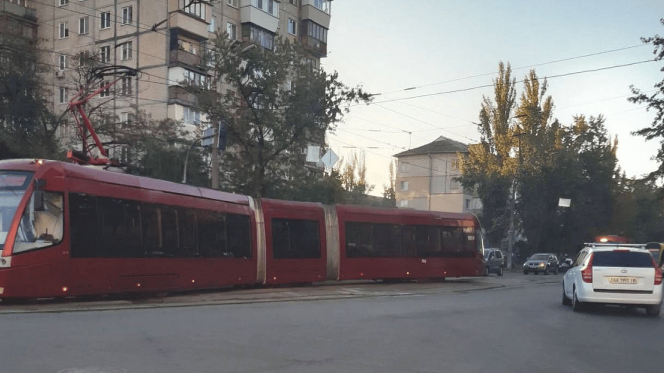 У Києві трамвай зійшов з рейок: зупинено рух