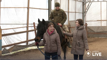 В Одесі коні лікують та заспокоюють душу: іпотерапія для військовослужбовців ВМС ЗСУ - 285x160