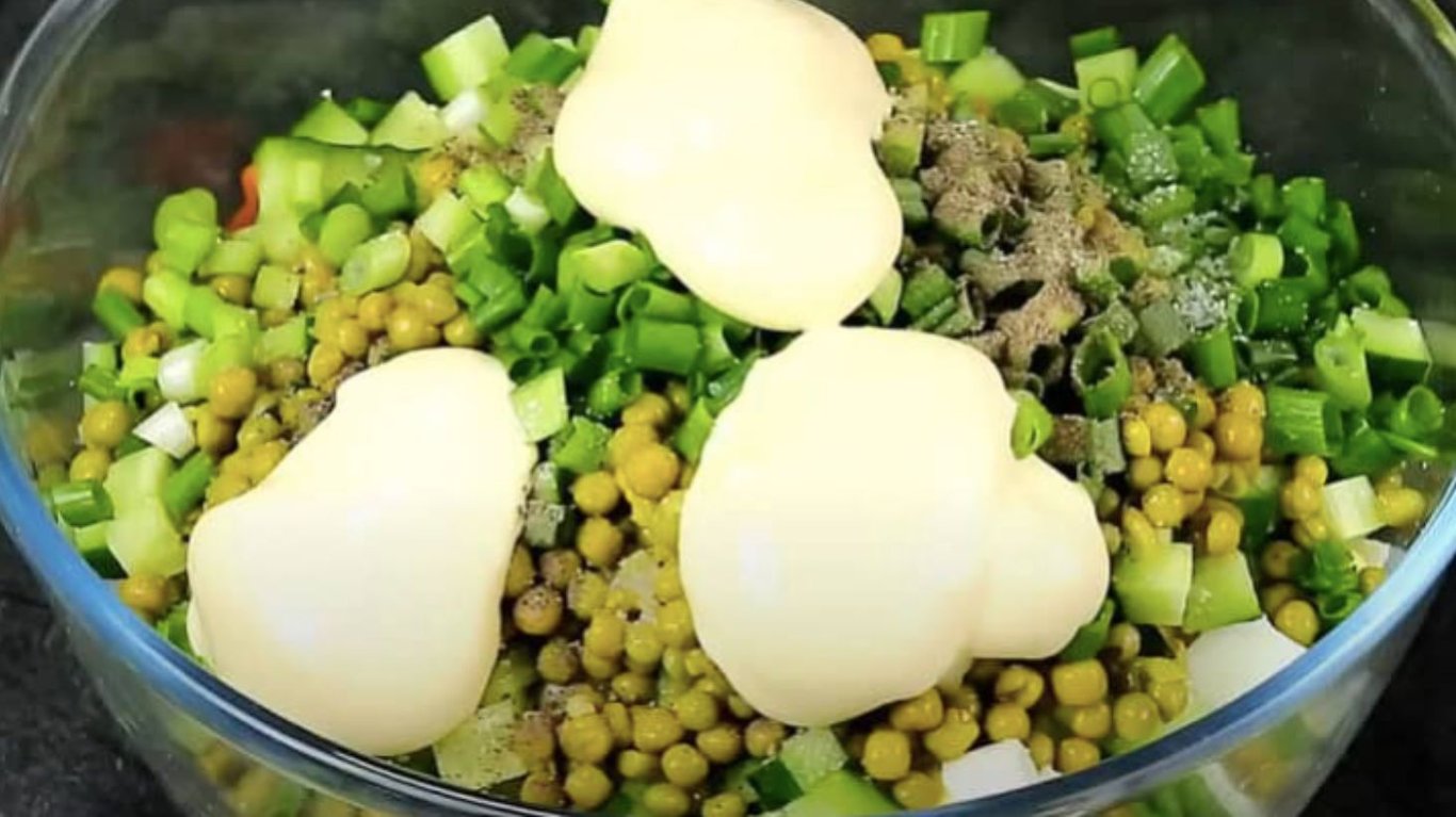 смачний салат з печерицями та картоплею 