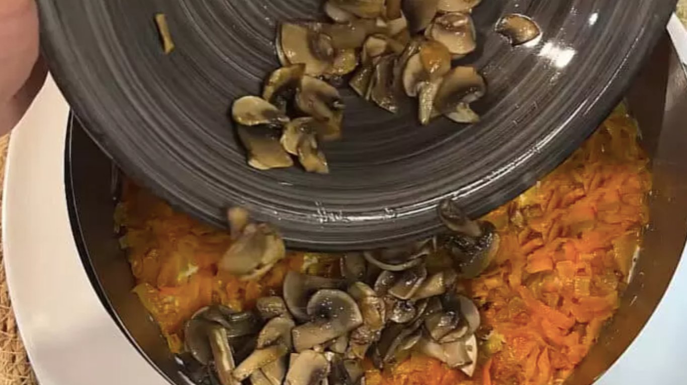 покрокове приготування святкового салату з куркою, грибами та чорносливом