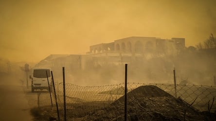 С острова Родос из-за пожаров эвакуировали тысячи людей: апокалиптические кадры - 285x160