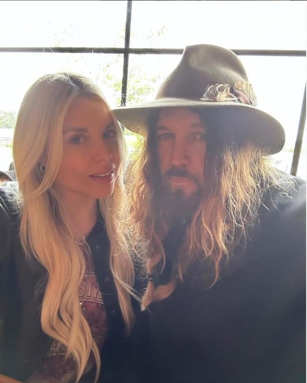 Отец Майли Сайрус с супругой. Фото: instagram.com/billyraycyrus/