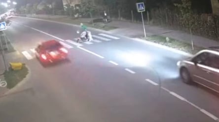 На Львовщине 19-летний горе-водитель чуть не сбил женщину с коляской на переходе: видео - 285x160