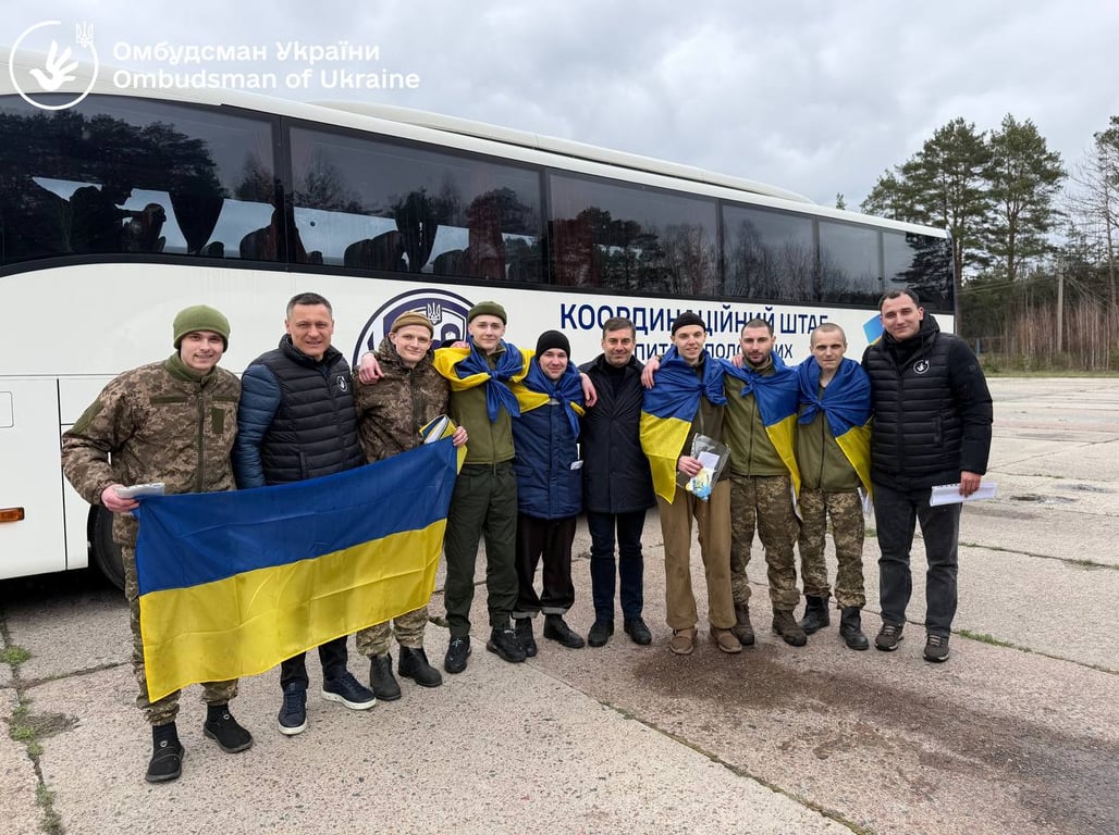 Цивільні українці, яких звільнили з полону 11 квітня