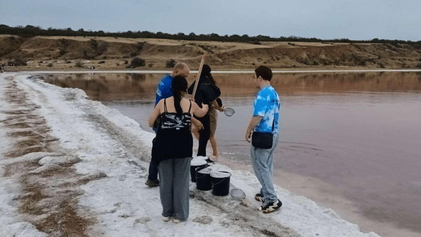 Щоб врятувати Куяльницький лиман одесити збирають сіль — фото - фото 11